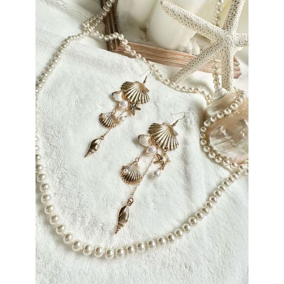 Gorgeous clamshell and seashell dangle earrings with faux pearl detail ￼ - Picture 2 of 7
